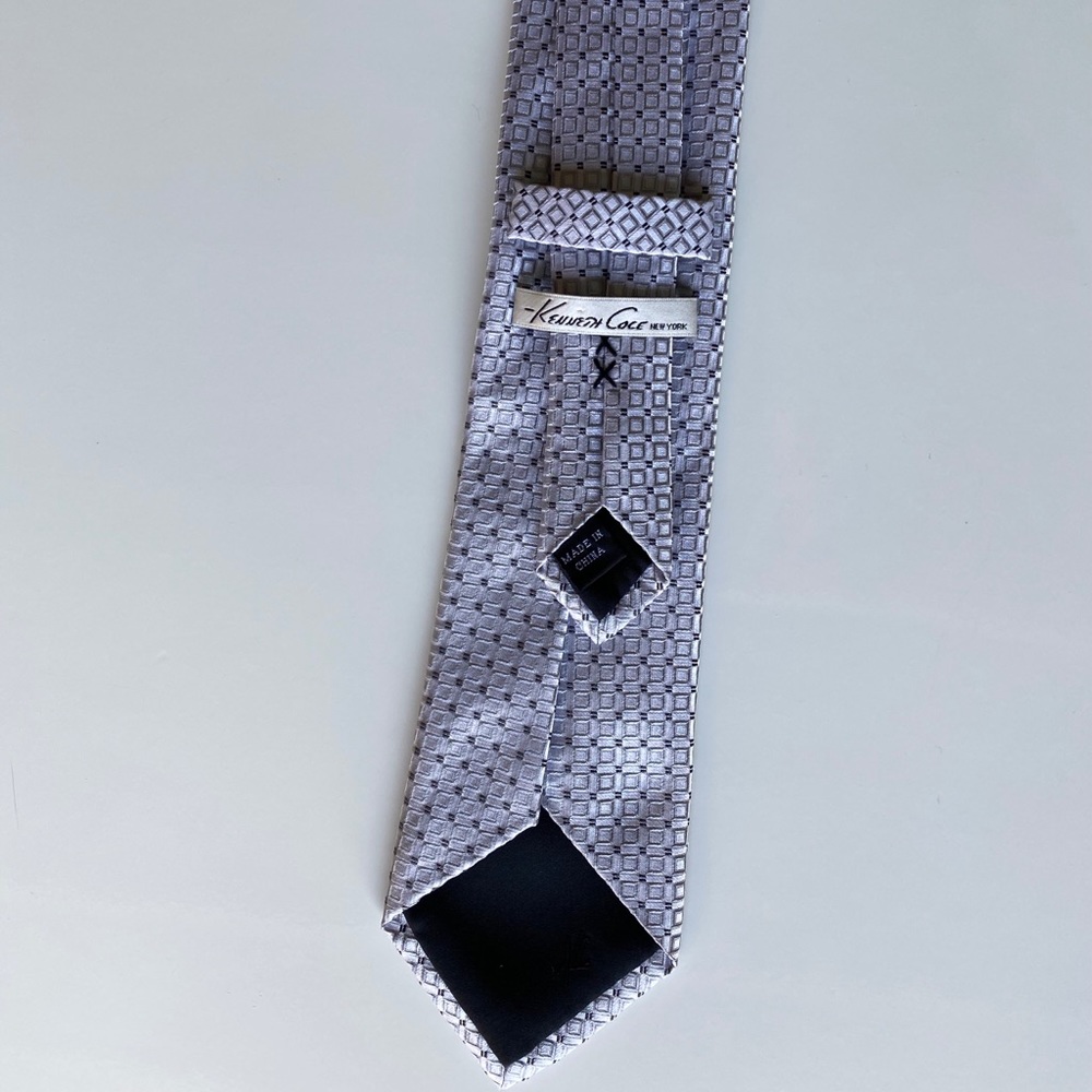 Kenneth Cole Silver 100% Silk tie - Picture 2 of 3